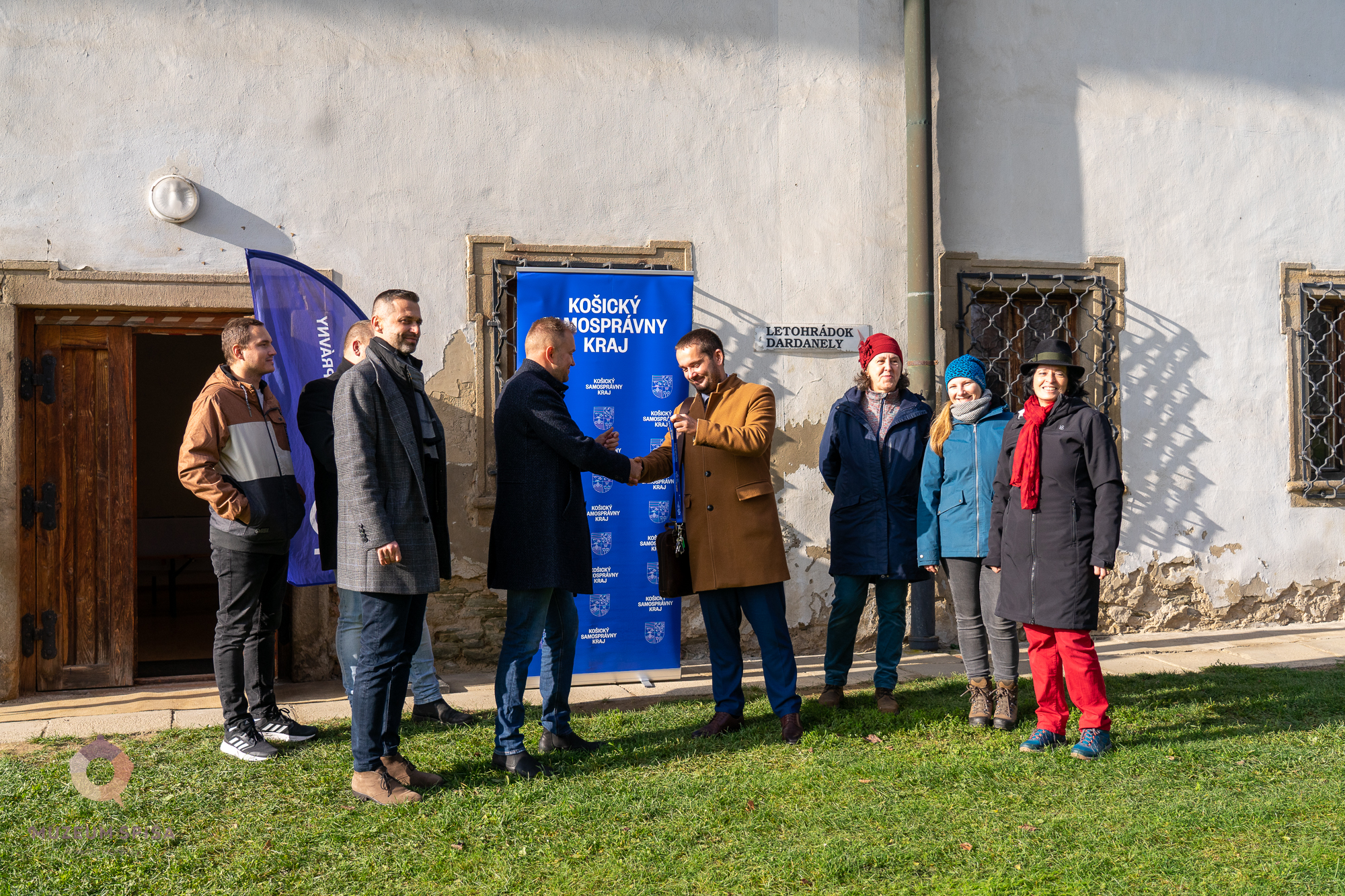 Ceremonial handing over of the keys from the Zuzana Manor to the contractor.